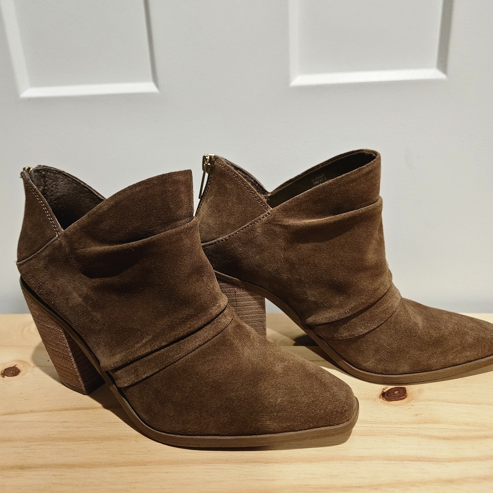 VINCE CAMUTO -Like NEW!- Brown Suede Block Heel Ankle Booties